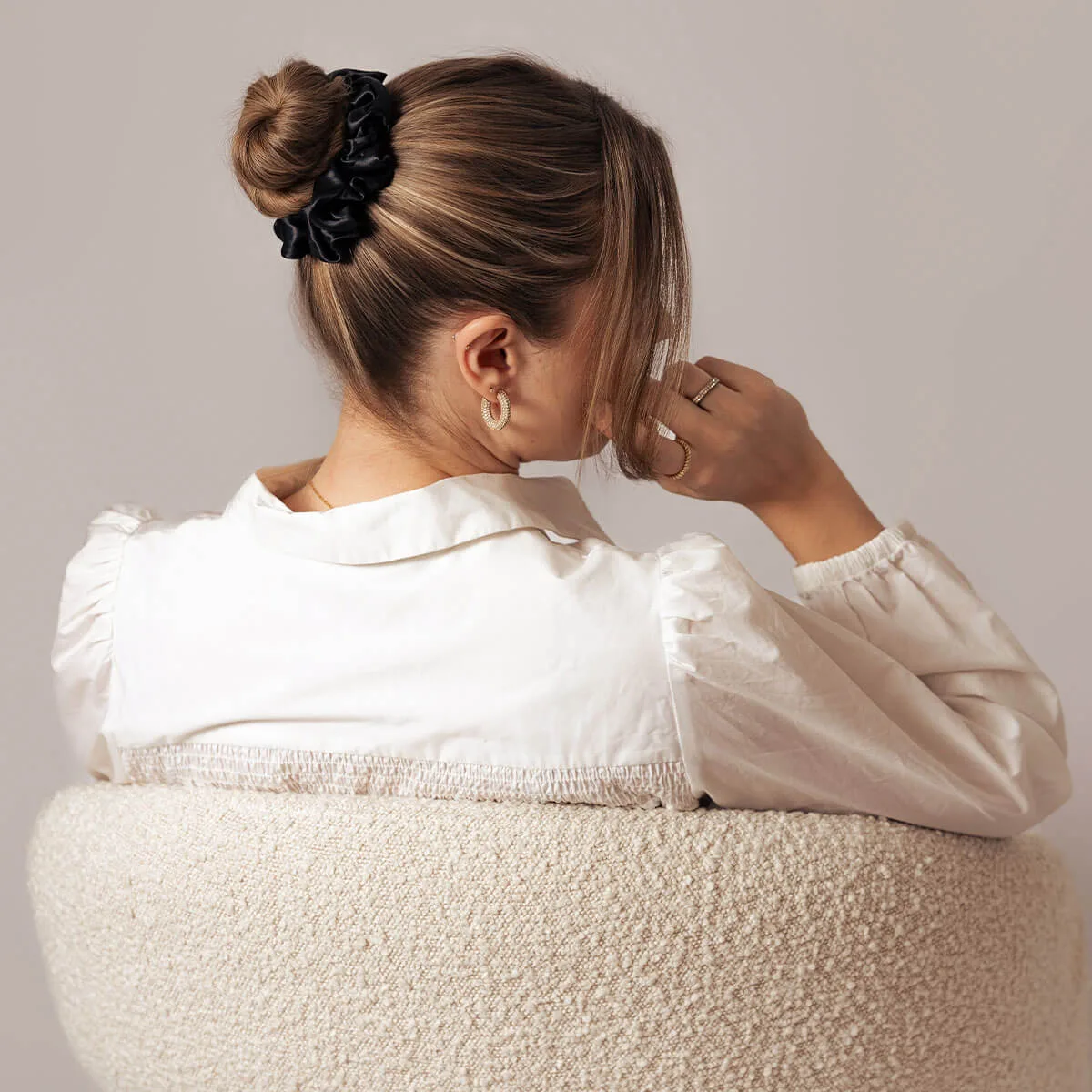 Silkescrunchie fluffy Sort