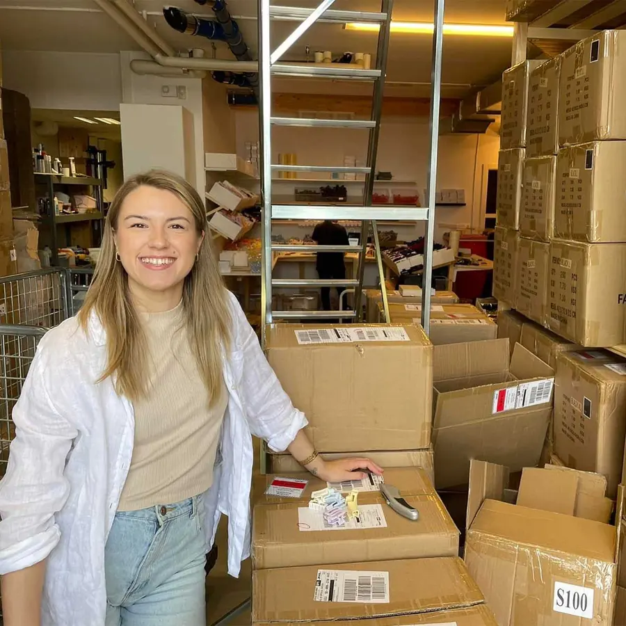 Julia på lageret i Raufoss der alle ordrer pakkes