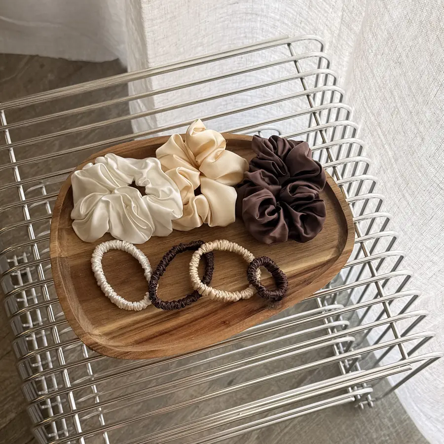 Silkescrunchies på et trefat