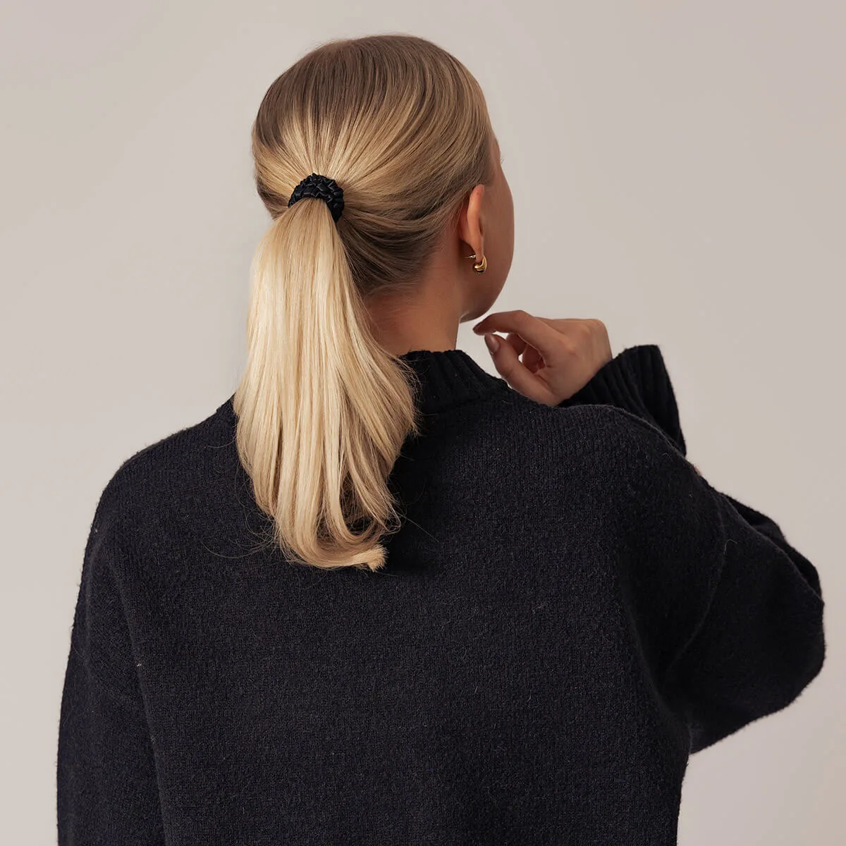 Hestehale med sort silkescrunchie
