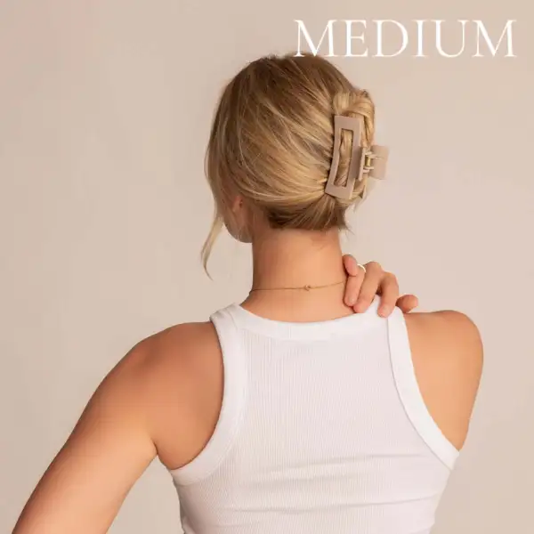 Beige hårklemme i størrelse medium, satt opp i glatt blondt hår.