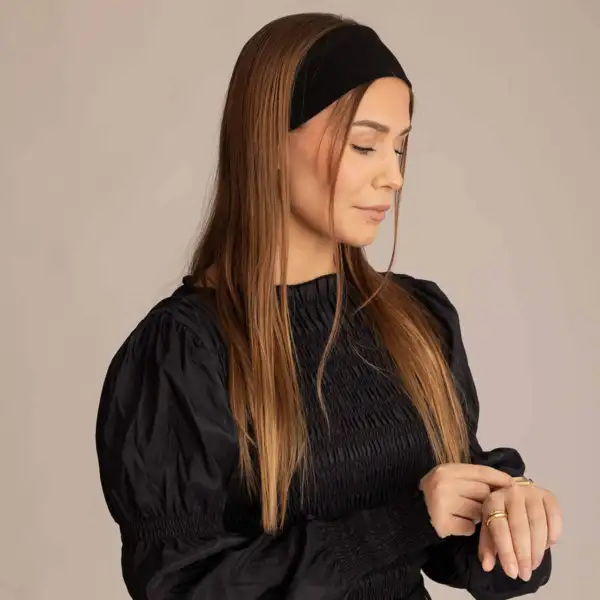 Justerbart hårbånd som sitter godt på plass.