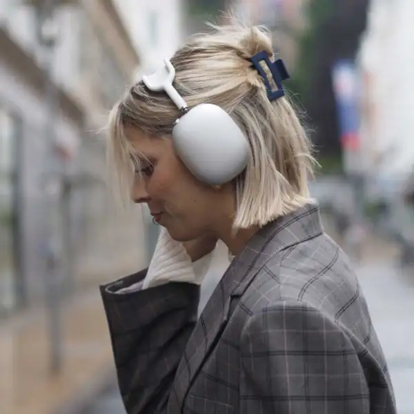 Blå hårklype i størrelsen small med godt grep.