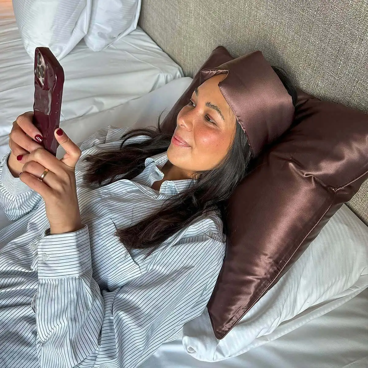 Klokebrun sidensovemaske og putevar i morbærsilke – skånsom mot hår og hud