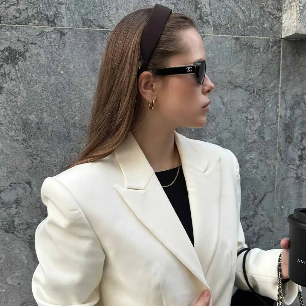 Bøyelig hårbøyle i brun – tidløs accessory som sitter godt uten å stramme