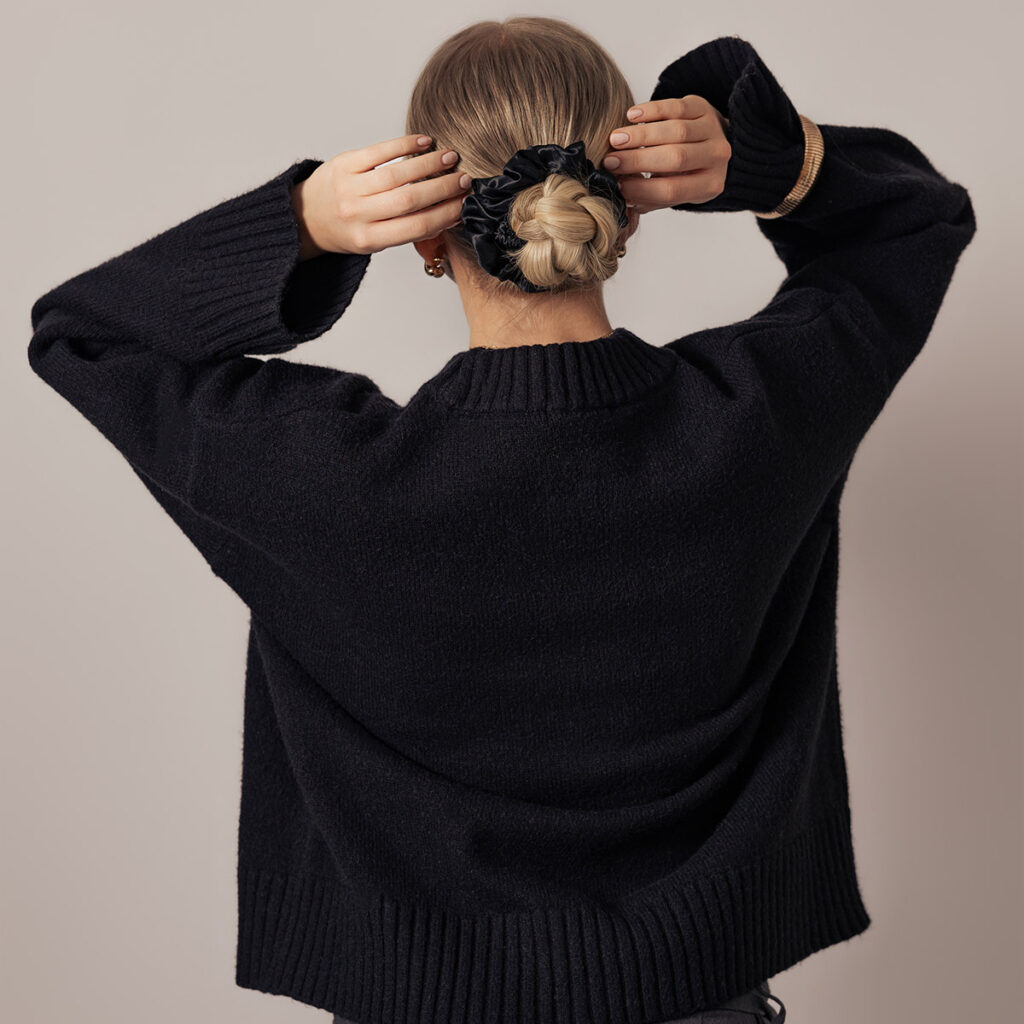 Sidenscrunchie-Svart-Fluffig-2