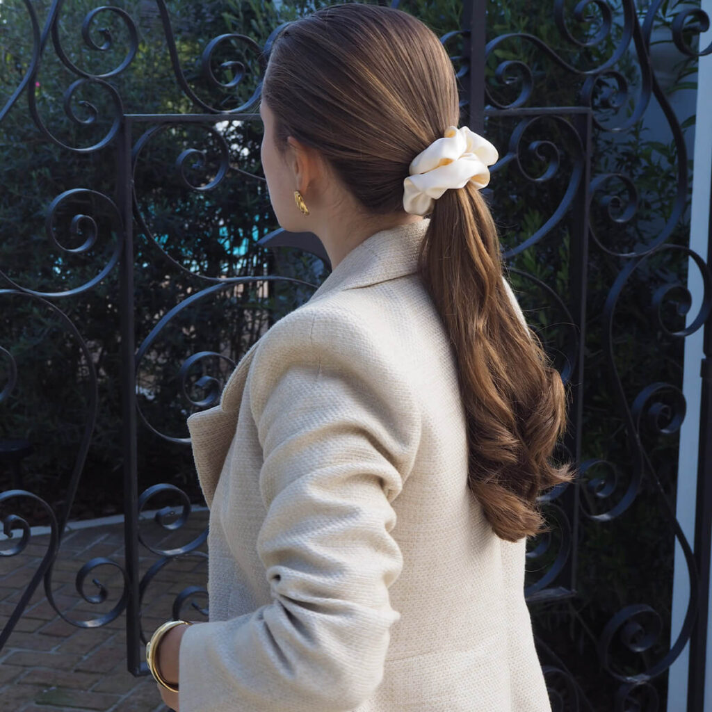 Sidenscrunchie-Champagne-Fluffig-1