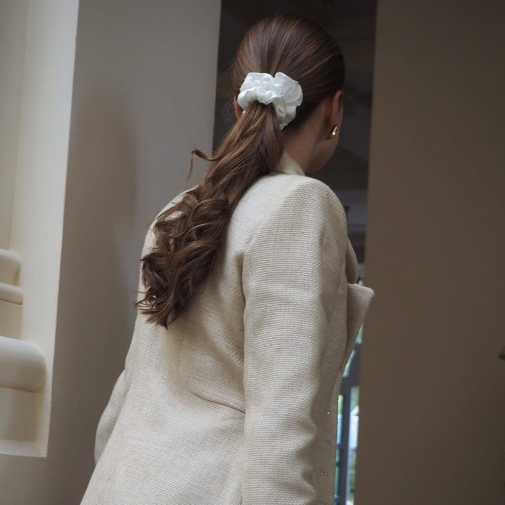 Sidenscrunchie-fluffig-vit